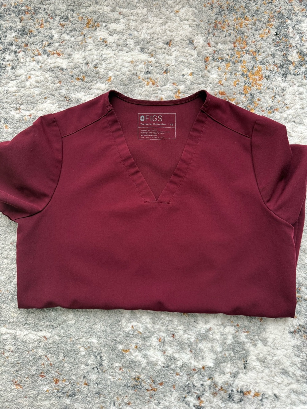 FIGS Women's 2pocket Scrub Top in Burgundy